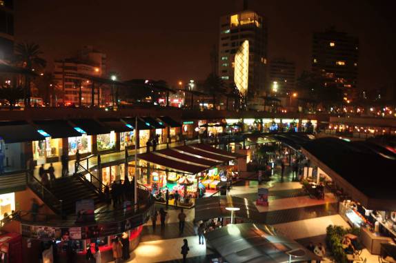 Noite no shopping Larcomar, em Miraflores, Lima - Peru